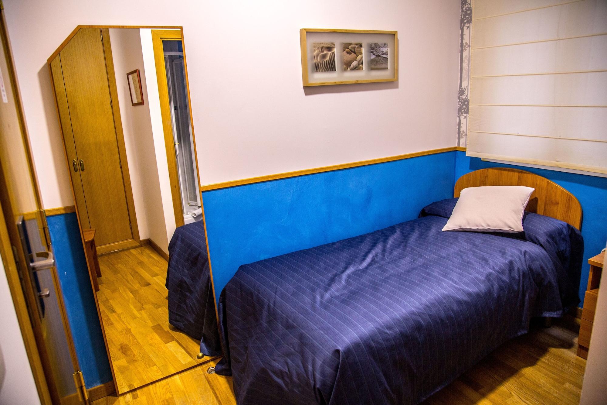 Hostal Montaloya Madrid Exterior photo