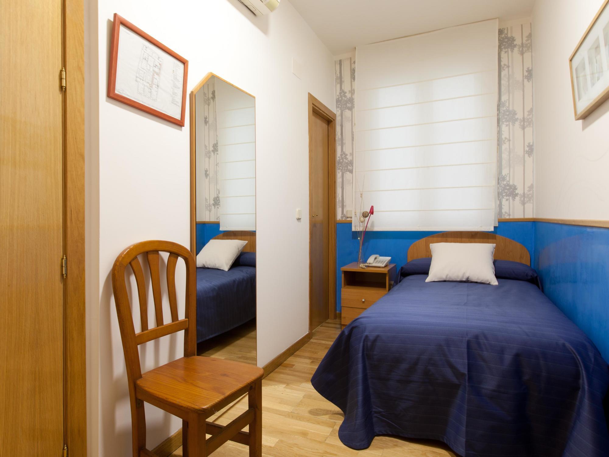 Hostal Montaloya Madrid Exterior photo
