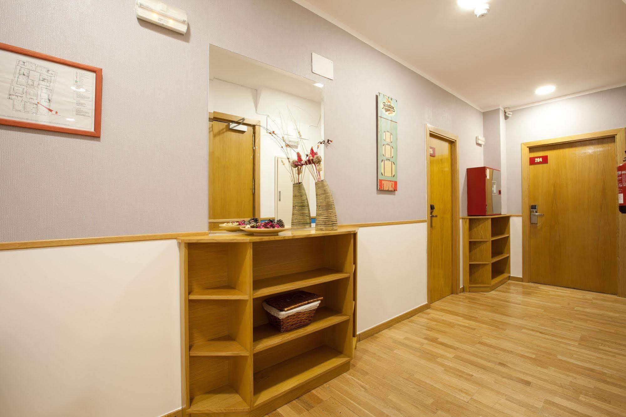 Hostal Montaloya Madrid Exterior photo