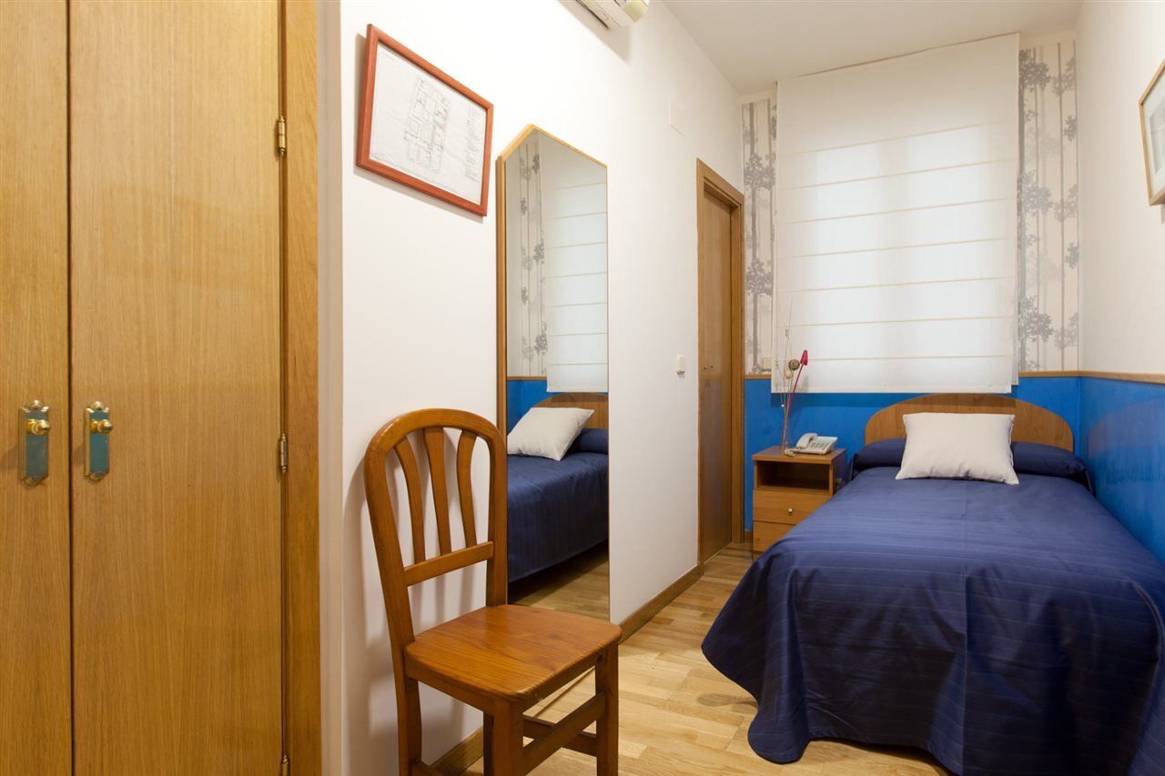 Hostal Montaloya Madrid Exterior photo